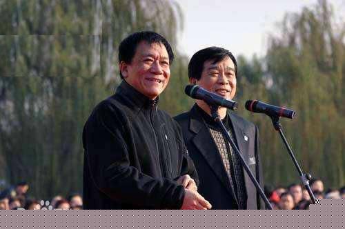 侯耀文前后照片