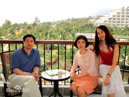 龚雪与丈夫在海外的合影生活照