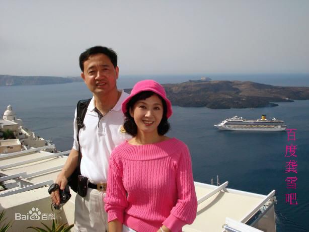 龚雪与丈夫在海外的合影生活照