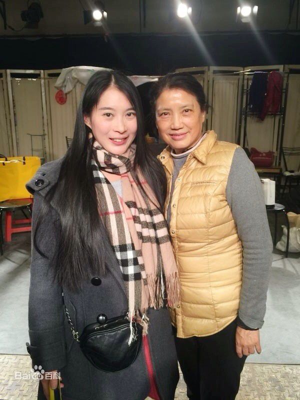 包美美人物合影前后照片