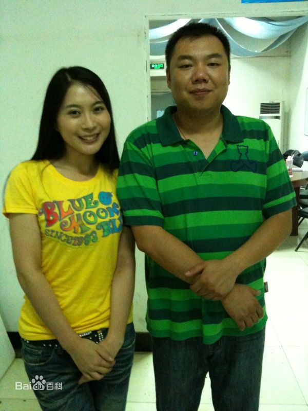 包美美人物合影前后照片