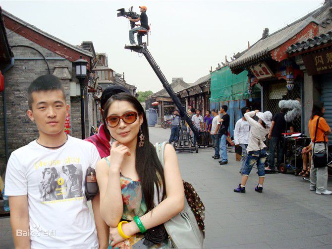 包美美人物合影前后照片