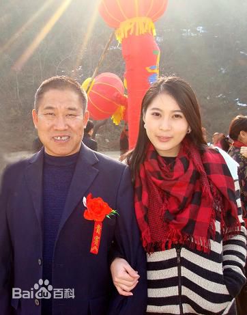 包美美人物合影前后照片