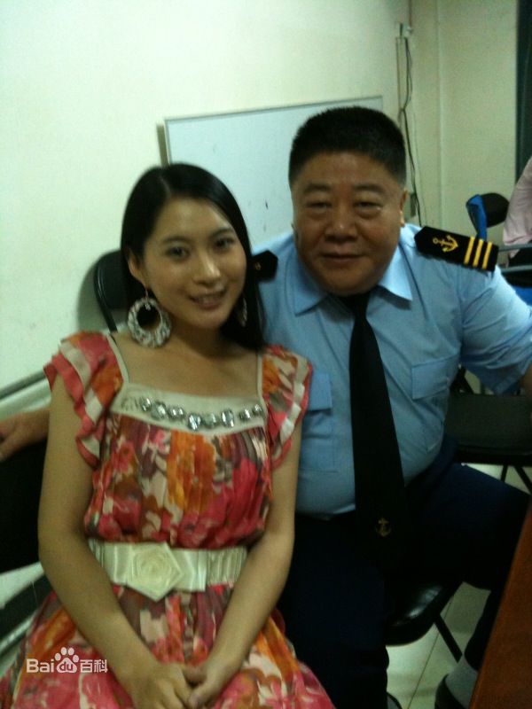 包美美人物合影前后照片