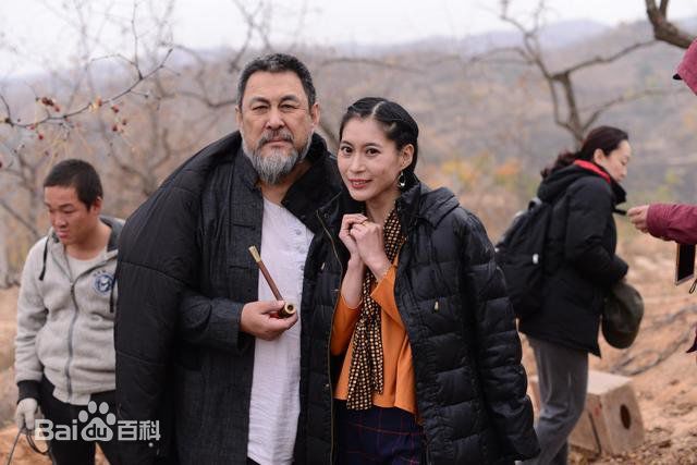 包美美人物合影前后照片