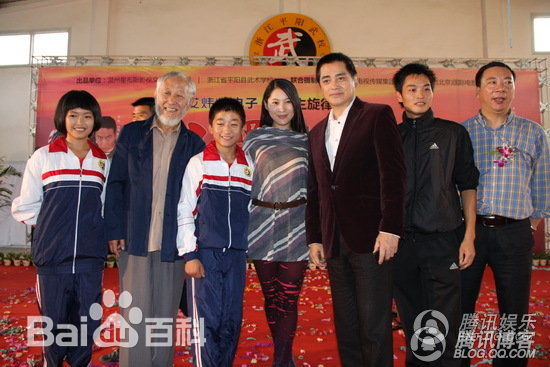 包美美人物合影前后照片