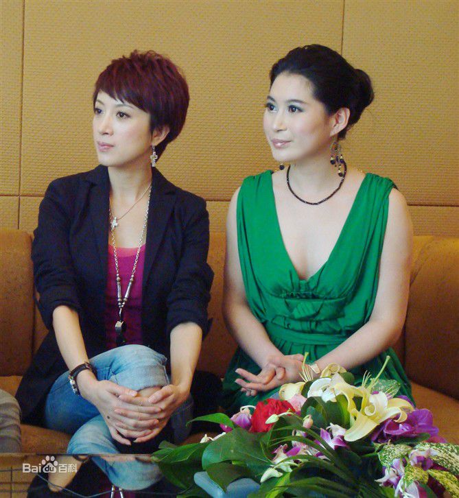 包美美人物合影前后照片