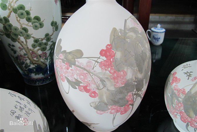 王国勋画瓷前后照片