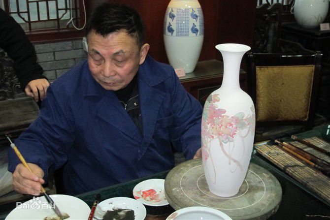 王国勋画瓷前后照片
