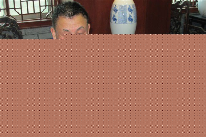 王国勋画瓷前后照片