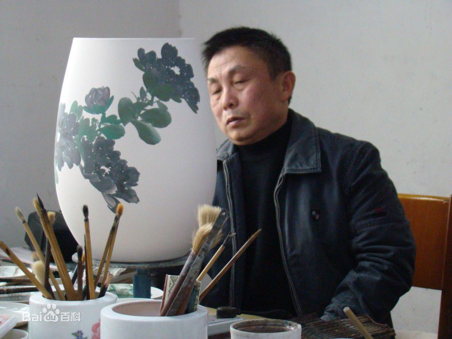 王国勋画瓷前后照片