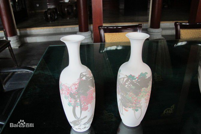 王国勋画瓷前后照片