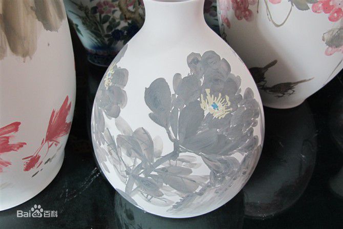 王国勋画瓷前后照片