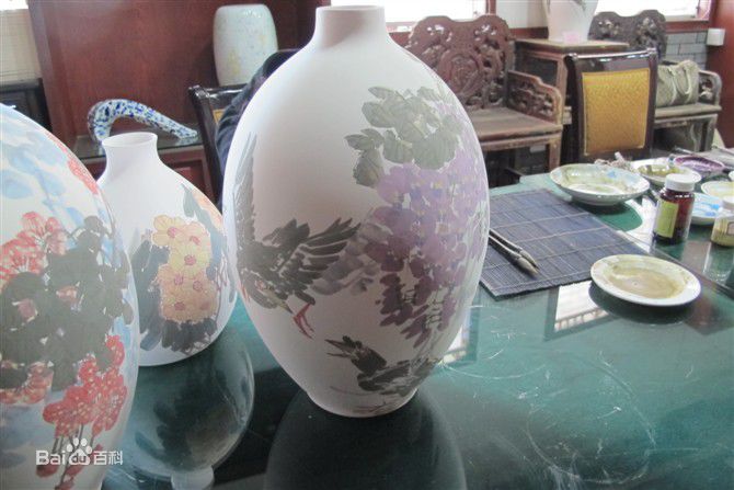 王国勋画瓷前后照片