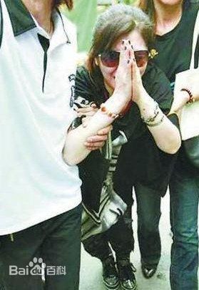 朱慧珍控诉被男友继父摸素颜照壁纸