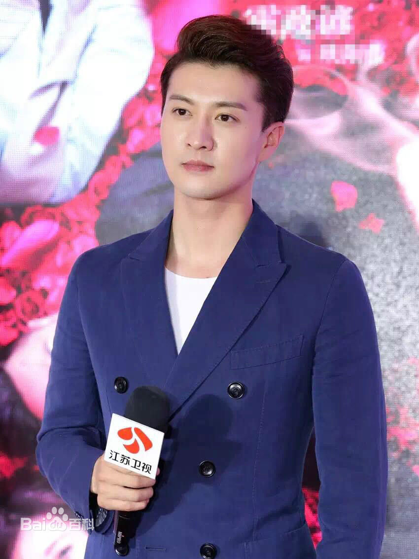 最新高仁在《两生花》发布会中的壁纸