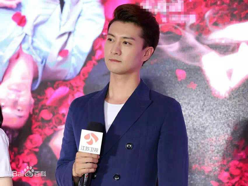 最新高仁在《两生花》发布会中的壁纸