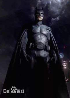 布鲁斯·韦恩(Bruce Wayne)大卫·马佐兹版蝙蝠侠前后照片