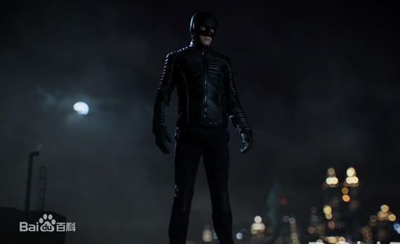 布鲁斯·韦恩(Bruce Wayne)大卫·马佐兹版蝙蝠侠前后照片