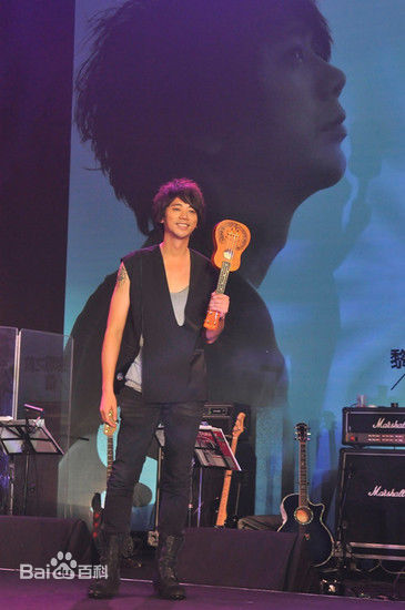 信乐团(Shin)原主唱苏见信前后照片