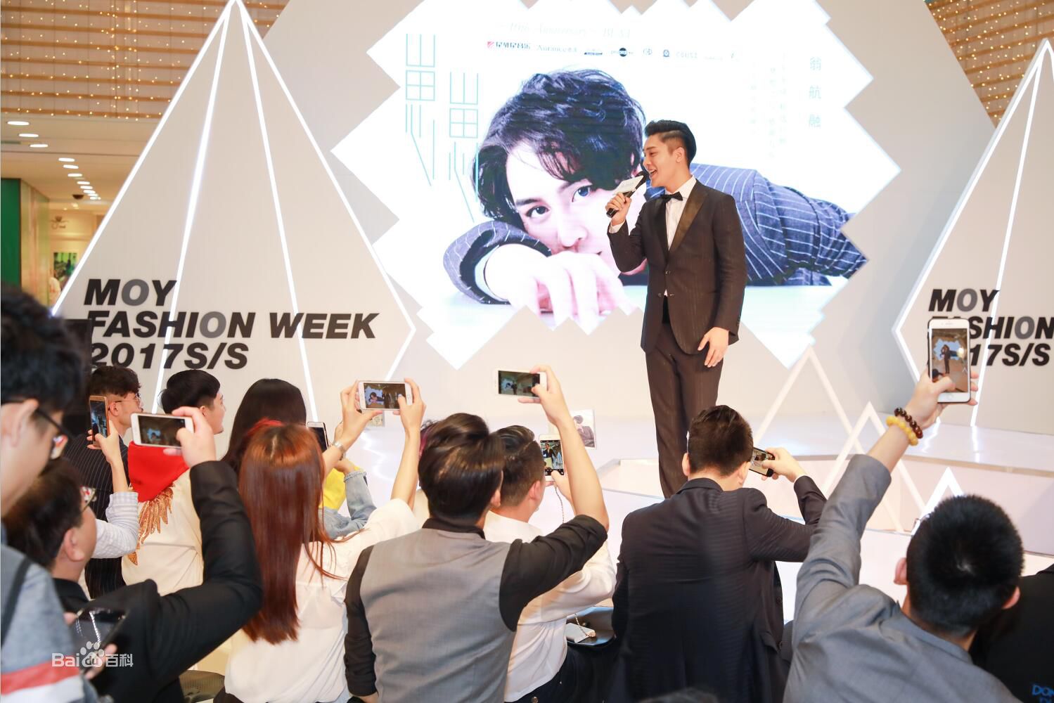 翁航融(Henry)工作照片素颜照相册