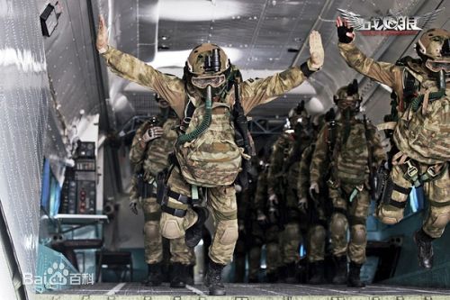 最新马东延在《战狼》剧组照中的图集