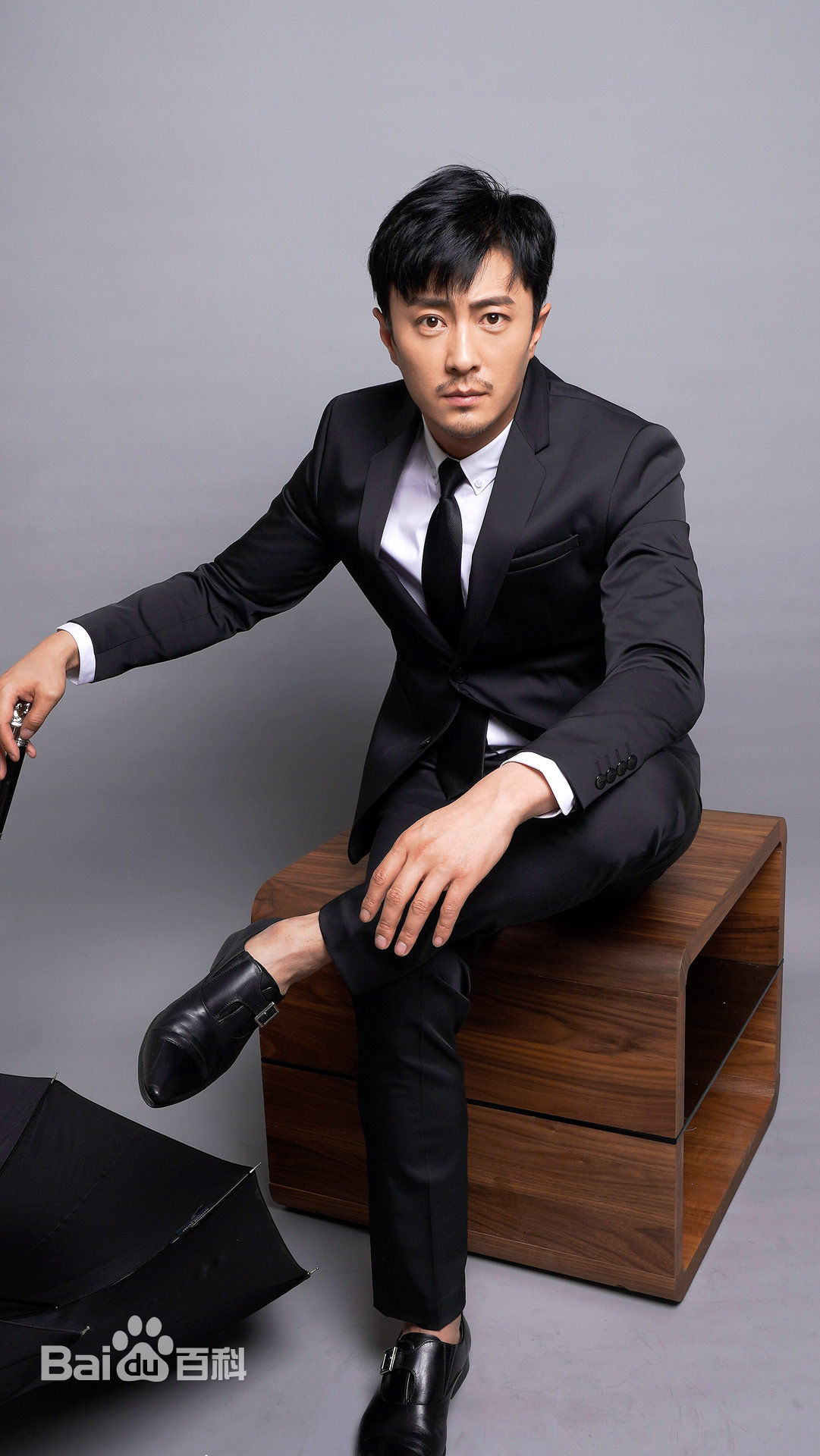 王铭(John)西装性感图片图集