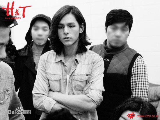 李贤宰(LEE HYUNJAE)UGIZ 与 H壁纸壁纸