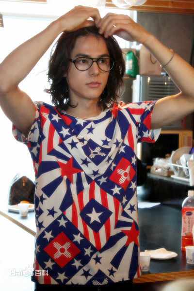 李贤宰(LEE HYUNJAE)UGIZ 与 H壁纸壁纸