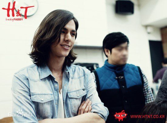 李贤宰(LEE HYUNJAE)UGIZ 与 H壁纸壁纸