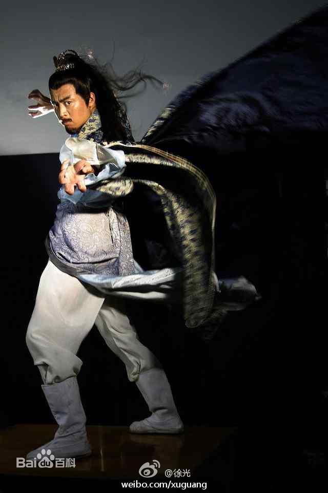 徐光(Xu Guang)在《魔剑生死棋》饰慕容华中的