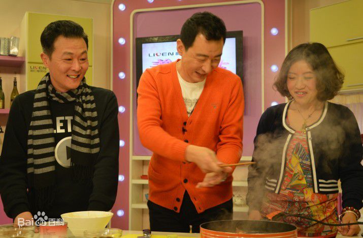 钱波录制电视栏目照片前后照片