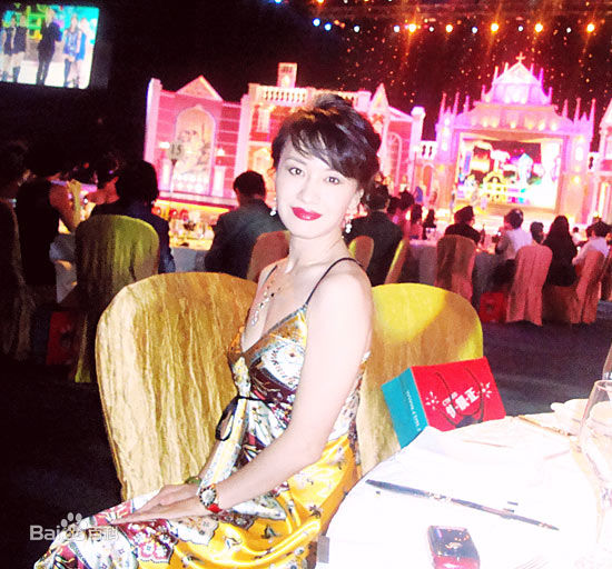 李菲出席活动照性感图片图集