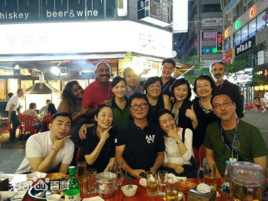 李菲行业活动素颜照壁纸