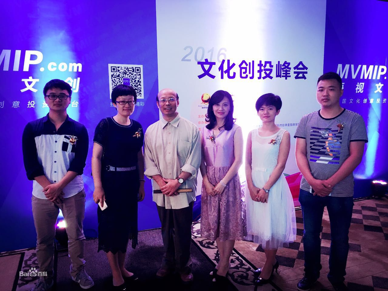 李菲行业活动素颜照壁纸