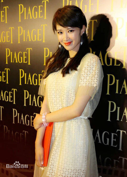 奚望出席活动前后照片