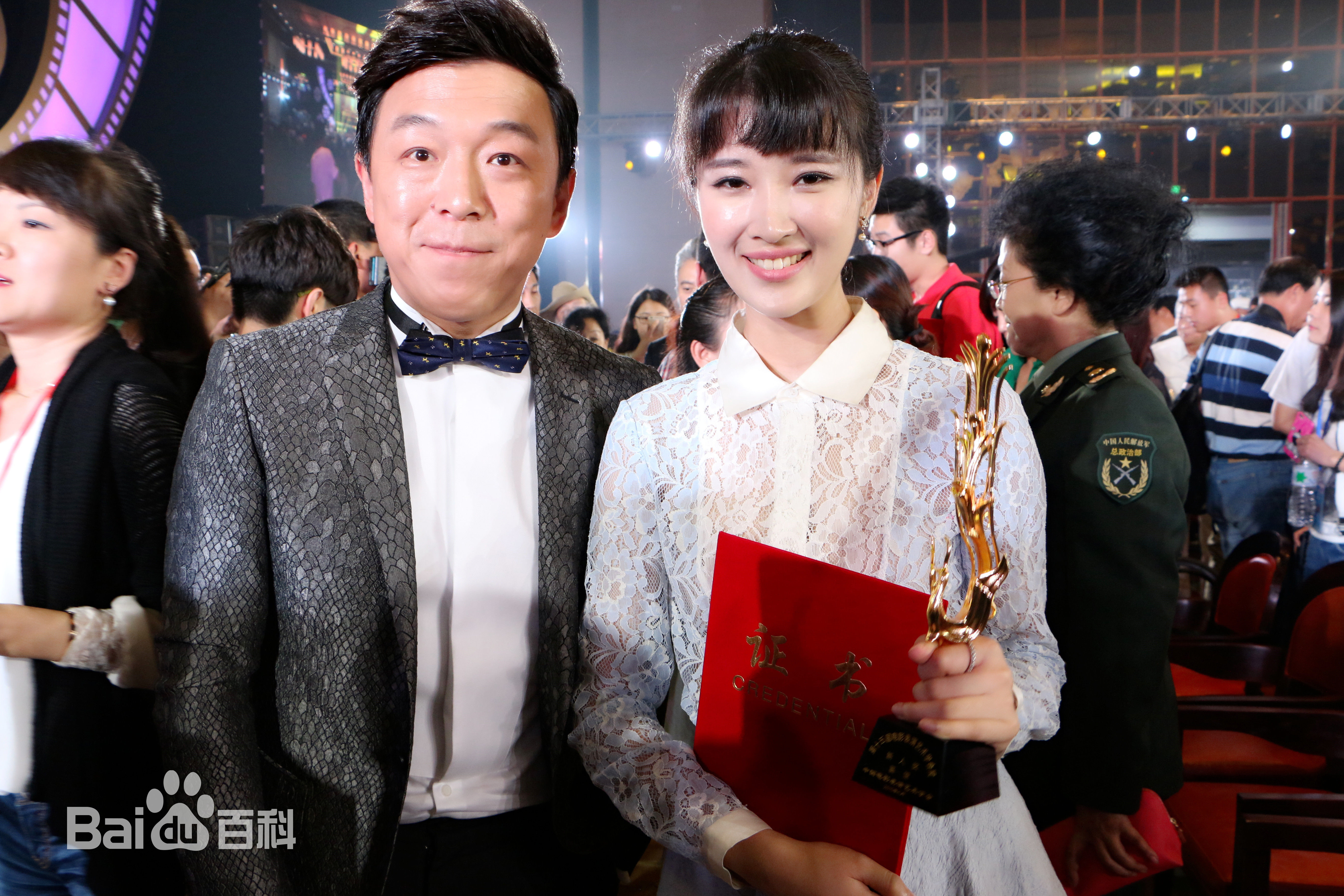 奚望出席活动前后照片