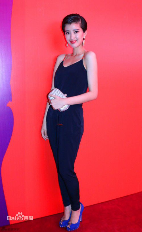 奚望出席活动前后照片