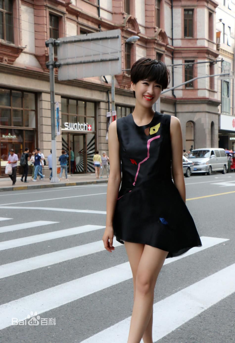 奚望出席活动前后照片