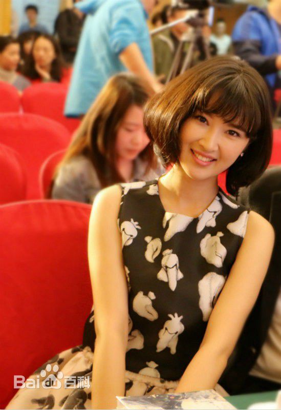 奚望出席活动前后照片