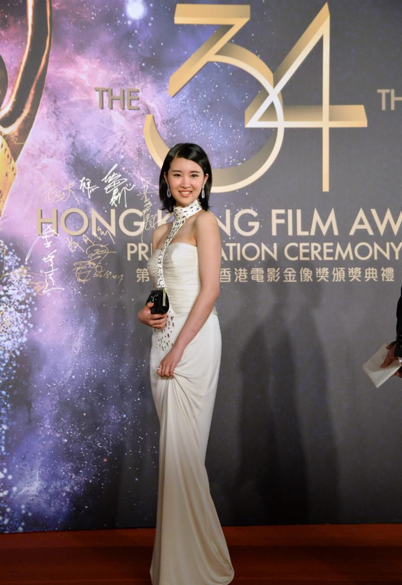 奚望出席活动前后照片