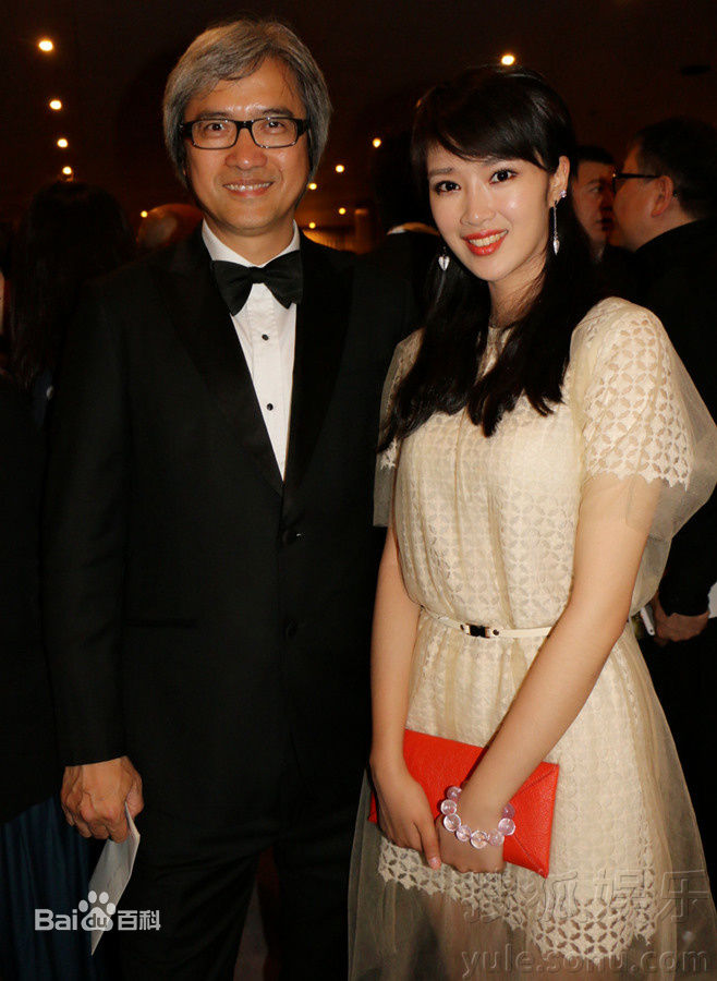 奚望出席活动前后照片