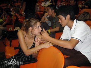 米雪儿·朗(Michelle Lang)米雪儿与众人合影生活照相册