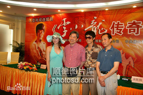 米雪儿·朗(Michelle Lang)米雪儿与众人合影生活照相册