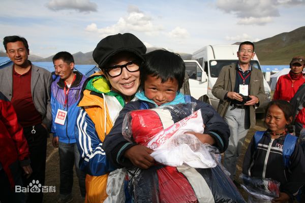 孙悦(Sun Yue)参加“六一玉树儿童关爱活动”壁纸壁纸