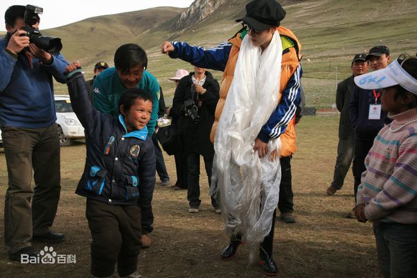 孙悦(Sun Yue)参加“六一玉树儿童关爱活动”壁纸壁纸
