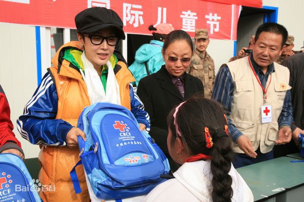 孙悦(Sun Yue)参加“六一玉树儿童关爱活动”壁纸壁纸