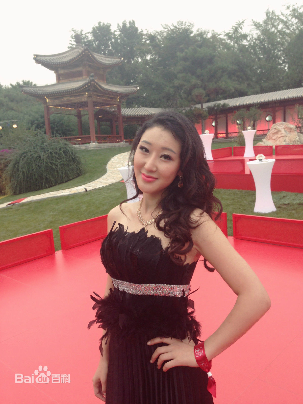 李依馨活动照片前后照片