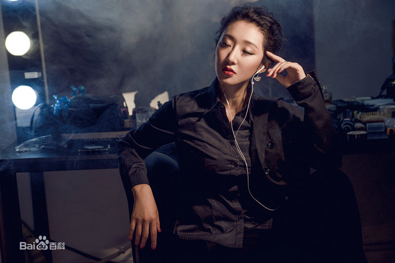 李依馨最新多彩壁纸