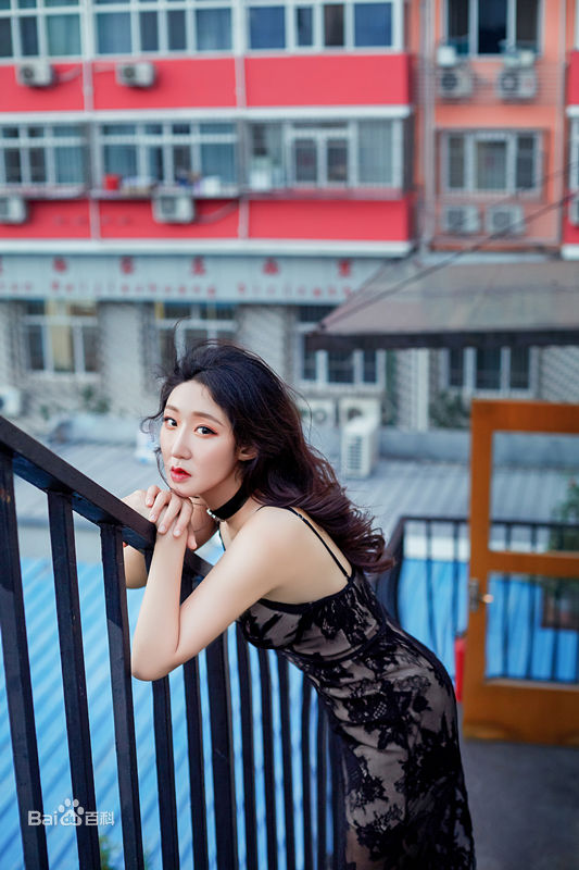 李依馨最新多彩壁纸